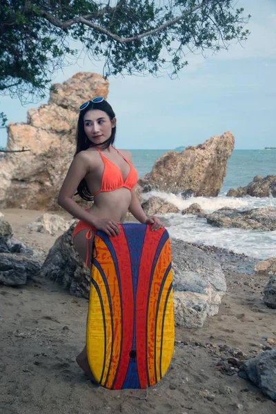 Mujer bastante asiática en bikini con tabla de surf en la diversión . — Foto de Stock