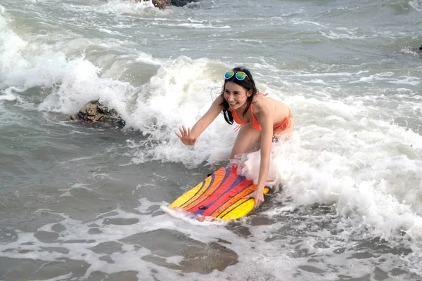 Mulher asiática bonita em biquíni com prancha de surf na diversão . — Fotografia de Stock