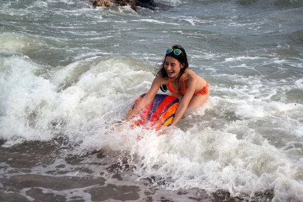 楽しみにサーフボードとビキニでかなりアジアの女性. — ストック写真