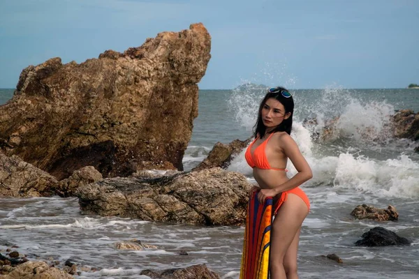 Mujer bastante asiática en bikini con tabla de surf en la diversión . — Foto de Stock