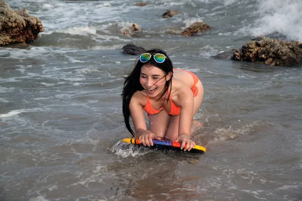 Mulher asiática bonita em biquíni com prancha de surf na diversão . — Fotografia de Stock