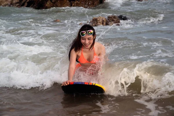 Szép ázsiai nő bikini a surf Board-ra móka. — Stock Fotó