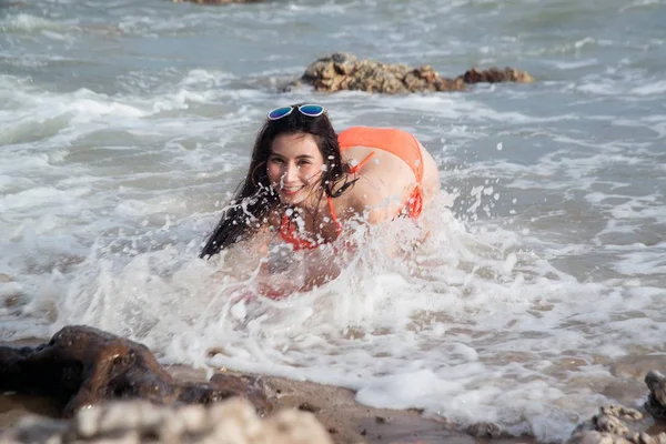 Eğlenceli sörf tahtası ile bikini Pretty Asyalı kadın. — Stok fotoğraf