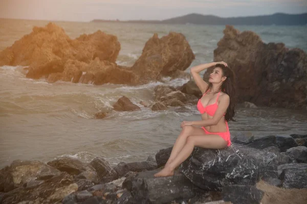 Mujer asiática bonita en bikini rosa posando en la playa con diversión . — Foto de Stock