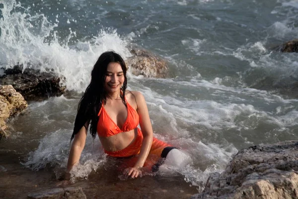 Hezká asijská žena v bikinách s Mermaid na pláži. — Stock fotografie