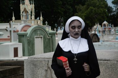 Churchyard de gizemli bir hayalet rahibe veya iblis Rendering. 