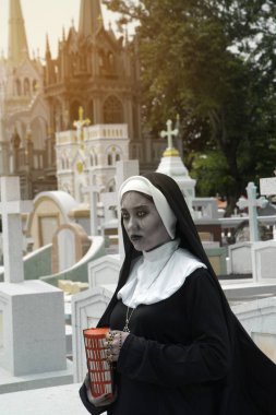 Churchyard de gizemli bir hayalet rahibe veya iblis Rendering. 