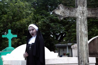 Churchyard de gizemli bir hayalet rahibe veya iblis Rendering. 