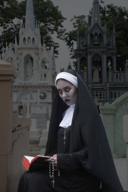 Churchyard de gizemli bir hayalet rahibe veya iblis Rendering. 