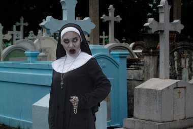 Churchyard de gizemli bir hayalet rahibe veya iblis Rendering. 