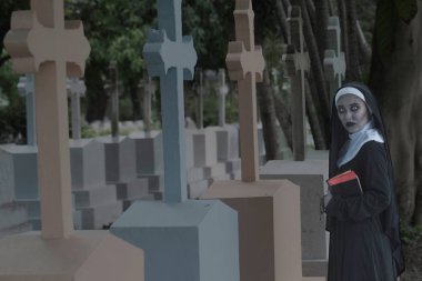 Churchyard de gizemli bir hayalet rahibe veya iblis Rendering. 