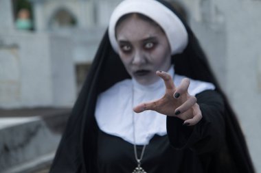 Churchyard de gizemli bir hayalet rahibe veya iblis Rendering. 