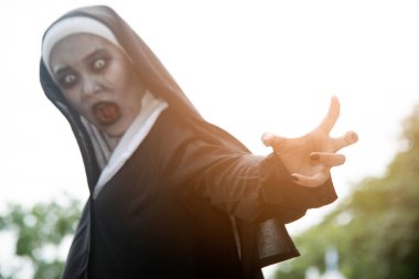 Churchyard de gizemli bir hayalet rahibe veya iblis Rendering. 