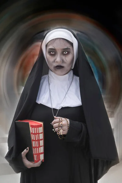 Retrato de una monja fantasma o demonio en el misterioso . — Foto de Stock