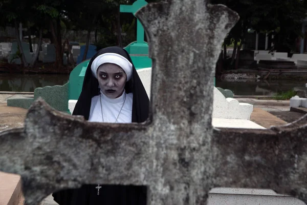 Representación de una monja fantasma o demonio en el misterioso cementerio . — Foto de Stock