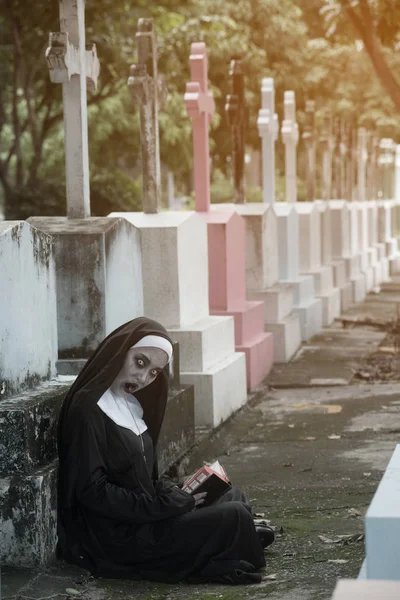 Renderização de uma freira fantasma ou demônio no misterioso no pátio da igreja . — Fotografia de Stock