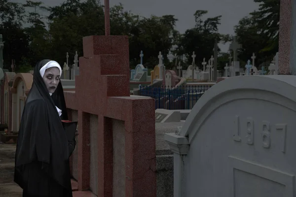 Representación de una monja fantasma o demonio en el misterioso cementerio . —  Fotos de Stock