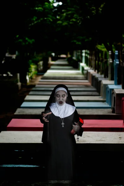 Изображение призрачной монахини или демона в таинственном месте на кладбище . — стоковое фото