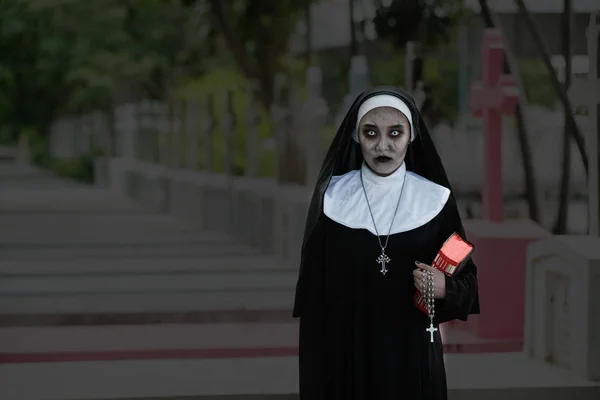 Representación de una monja fantasma o demonio en el misterioso cementerio . — Foto de Stock