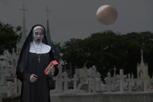 Teszi a szellem apáca vagy démon a titokzatos a Churchyard. — Stock Fotó