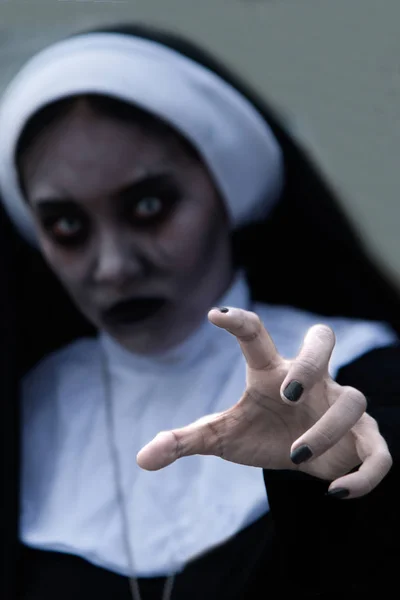 Representación de una monja fantasma o demonio en el misterioso cementerio . — Foto de Stock