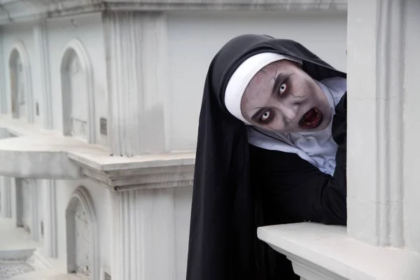 Representación de una monja fantasma o demonio en el misterioso cementerio . — Foto de Stock