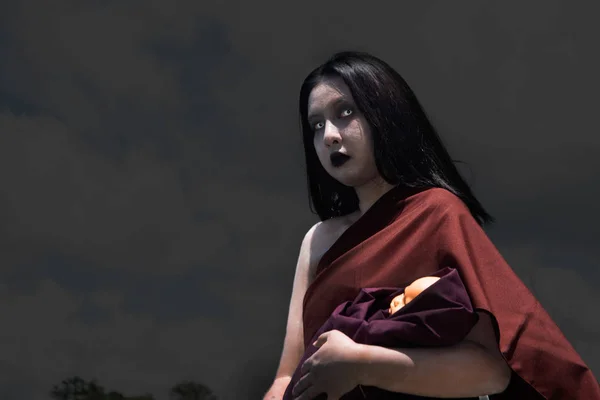 Forntida thailändsk spöke i traditionell kostym som visas i historien. Det unika med klänningen av thailändsk traditionell stil, kvinna klädd i typisk thailändsk klänning, spöke, Halloween kvinna och Devil Woman Concept. — Stockfoto