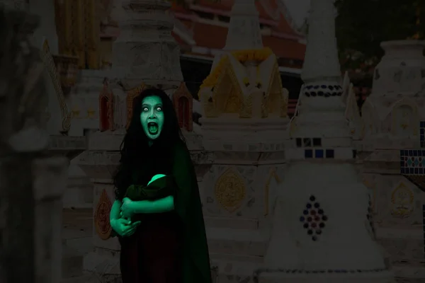 Forntida thailändsk spöke i traditionell kostym som visas i historien. Det unika med klänningen av thailändsk traditionell stil, kvinna klädd i typisk thailändsk klänning, spöke, Halloween kvinna och Devil Woman Concept. — Stockfoto
