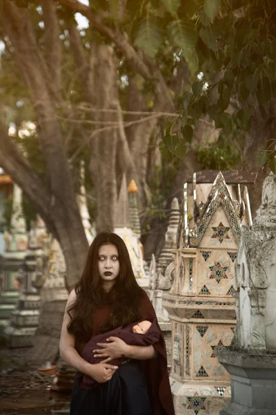 Forntida thailändsk spöke i traditionell kostym som visas i historien. Det unika med klänningen av thailändsk traditionell stil, kvinna klädd i typisk thailändsk klänning, spöke, Halloween kvinna och Devil Woman Concept. — Stockfoto