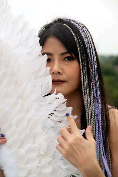 Portret een mooie Aziatische vrouw heeft een vogel vleugels van de staande houding. — Stockfoto