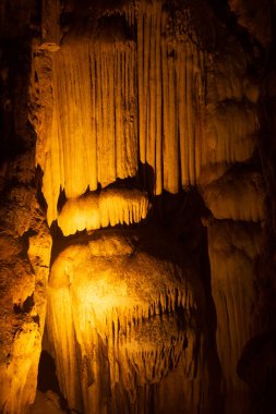 Tayland 'ın ortasında Petchaburi' deki Khao Luang Mağarası 'nda güzel sarkıtlar ve dikitler.. 