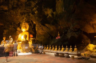 Büyük Buda heykeli altın renginde Tayland 'ın ortasında, Khao Luang Mağarası Phetchaburi' de kurulmuş.. 