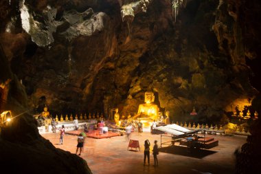 Büyük Buda heykeli altın renginde Khao Luang mağarasında kurulmuş..