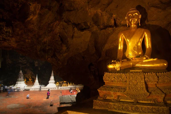 Große Buddha-Statue in Goldfarbe im Atrium in Khao Lua aufgestellt — Stockfoto