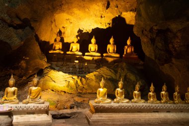 Altın Buda Tılsımı grubu Khao Luang Mağarası 'ndaki kayaya kondu. Phetchaburi Eyaleti Merkez Tayland. 