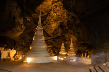 Altın Buda ve beyaz Pagoda tılsımı Khao Luang Mağarası Phetchaburi Bölgesi Orta Tayland 'da kayaya kondu.. 