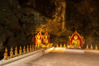 Altın Buda Tılsımı grubu Khao Luang Mağarası 'ndaki kayaya kondu. Phetchaburi Eyaleti Merkez Tayland. 