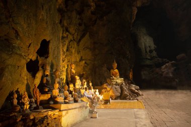 Altın Buda Tılsımı grubu Khao Luang Mağarası 'ndaki kayaya kondu. Phetchaburi Eyaleti Merkez Tayland. 