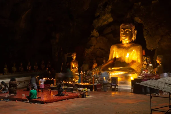 Große Buddha-Statue in Goldfarbe im Atrium der Khao Luang Höhle in der Provinz Phetchaburi in der Mitte Thailands aufgestellt. — Stockfoto