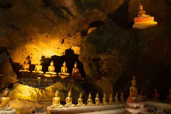 Goldene Buddha-Amulett-Gruppe auf dem Felsen in der Khao Luang Höhle Phetchaburi Provinz Zentralthailand verankert. — Stockfoto