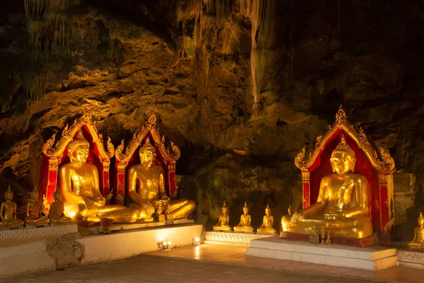 Goldene Buddha-Amulett-Gruppe auf dem Felsen in der Khao Luang Höhle Phetchaburi Provinz Zentralthailand verankert. — Stockfoto