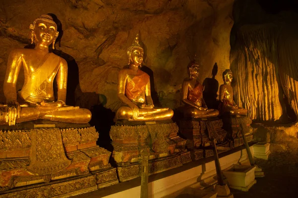 黄金の仏像のお守りグループカオルアン洞窟Phetchaburi県中央タイの岩の上に祀られています — ストック写真