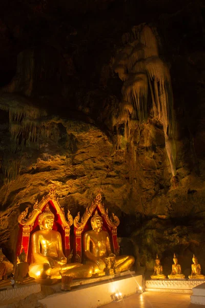 Gruppo Amuleti Del Buddha Dorato Consacrati Sulla Roccia Nella Grotta — Foto Stock