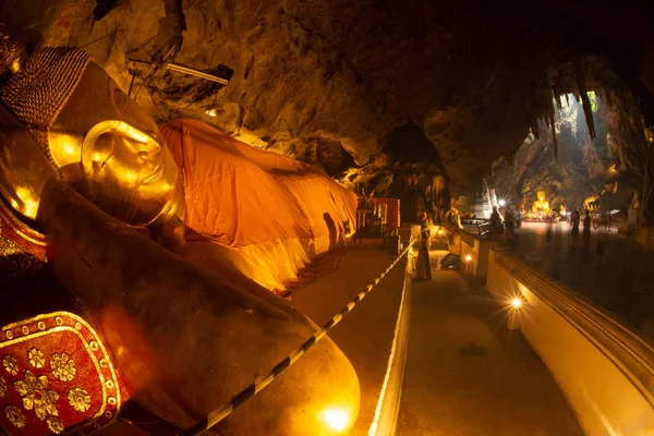 Der schöne goldene liegende Buddha in der khao luang höhle in petchburi prpvince mitten in thailand. — Stockfoto