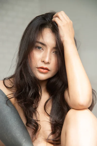 Retrato interior de asiático increíble joven pecoso de pelo largo hembra de belleza natural posando en casa sin llevar nada . —  Fotos de Stock