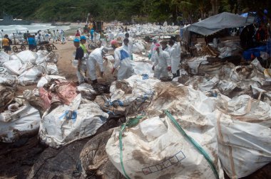 RAYONG, THAILAND-FEBRUARY 8. 2013: Tayland 'da Ko Samet' te Khao Laem Ya Ulusal Parkı 'ndaki Praw Plajı' nda kirli ham petrolü içeren büyük torbalar veya plastik torbalar.
