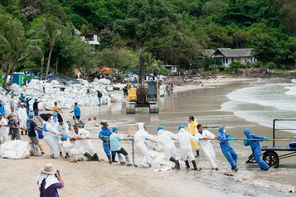 Rayong Thailand February 2013 Workers Volunteers Helping Pull Large Plastic — Stock Photo, Image