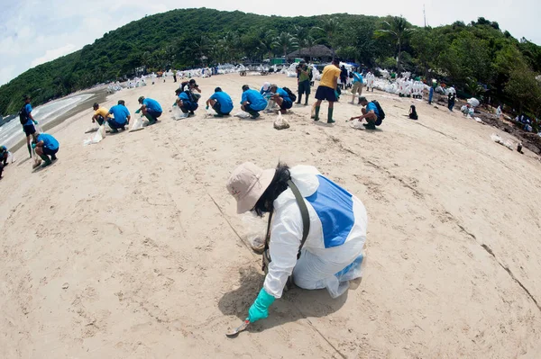 Rayong Thailand Februari 2013 Niet Geïdentificeerde Arbeiders Vrijwilligers Scheppen Zand — Stockfoto