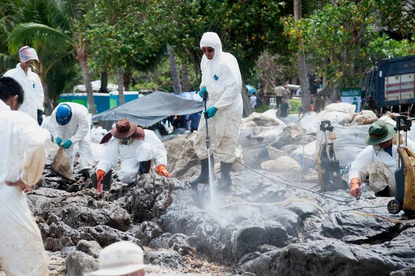 2013年2月8日タイ ラヨーン 未確認労働者とボランティアは タイのカオラム ヤモコ サメット国立公園プレービーチのビーチで汚染された原油に化学物質を噴霧している — ストック写真