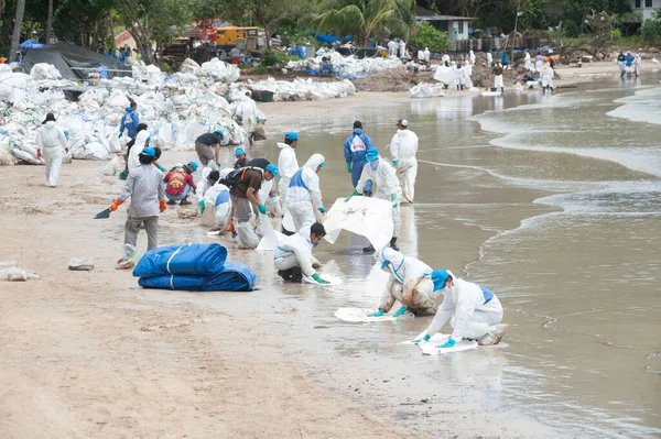 Rayong Thailand February 2013 Unidentified Workers Volunteers Remove Clean Crude — Stock Photo, Image